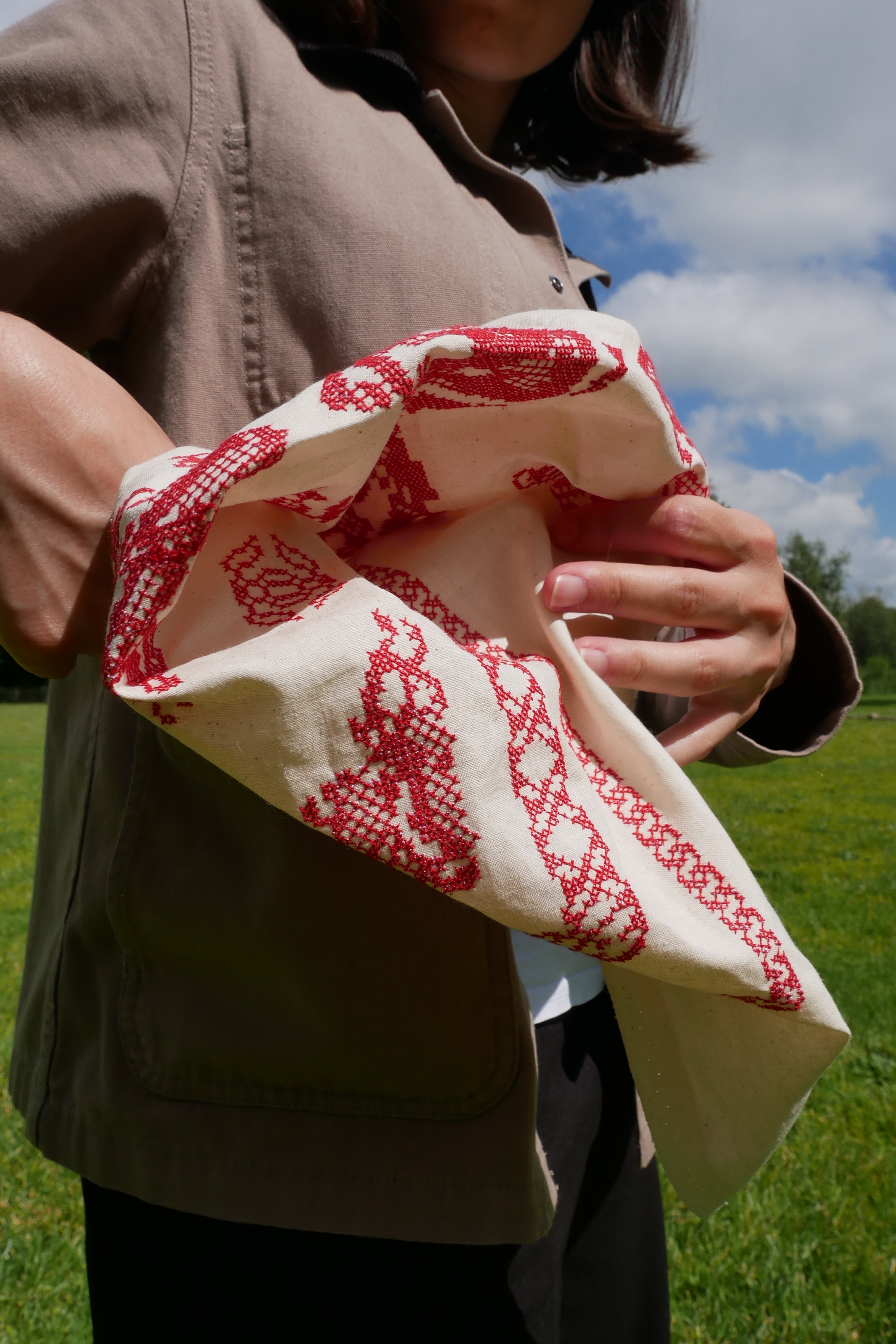 Photographie d'un foulard portugais brodé dans une poche